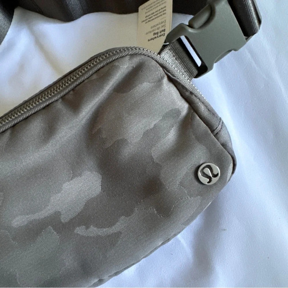 🆕🩶 OG Lululemon Everywhere Belt Bag - Heritage Camo Max Rover White Opal - Picture 2 of 8